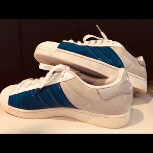 Adidas: Blue stripped shoes